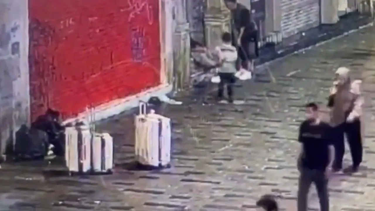 İstiklal Caddesi'nde uyuyan adamın telefonunu çaldı, polis peşini bırakmadı