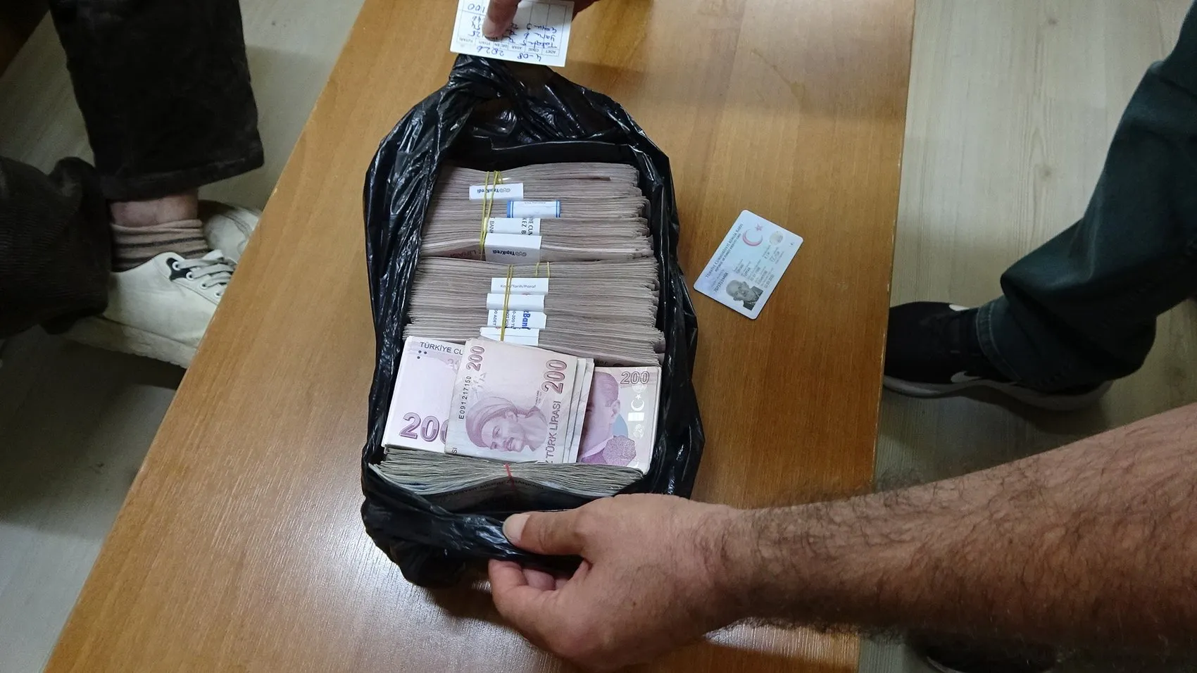 Aksaraylı çiftçiyi dolandırıcılardan banka önündeki polis kurtardı