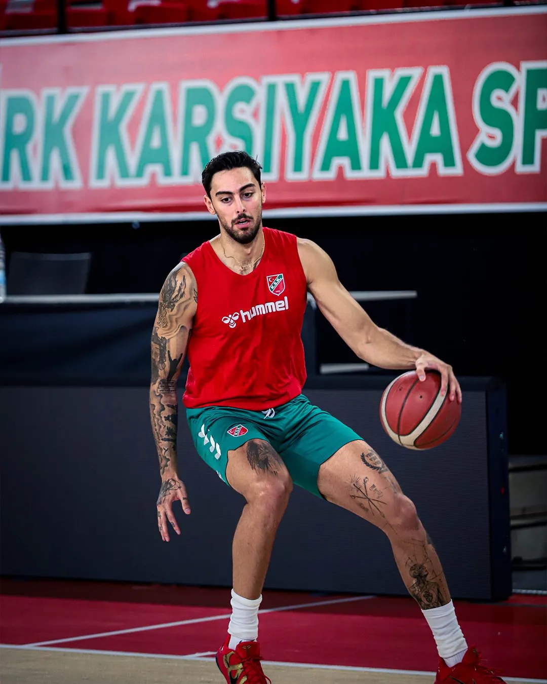 Karşıyaka yeni sezon için parkeye indi