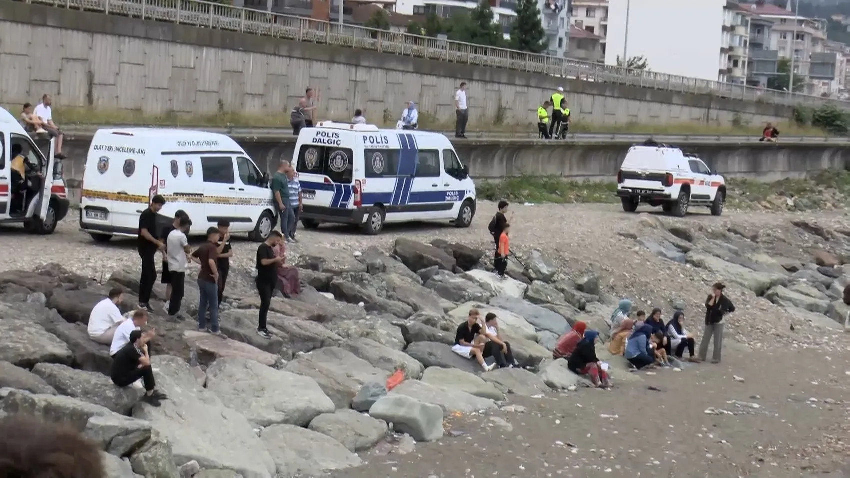 Rize'de iki kardeşi deniz dalgası ayırdı Biri öldü, diğeri aranıyor