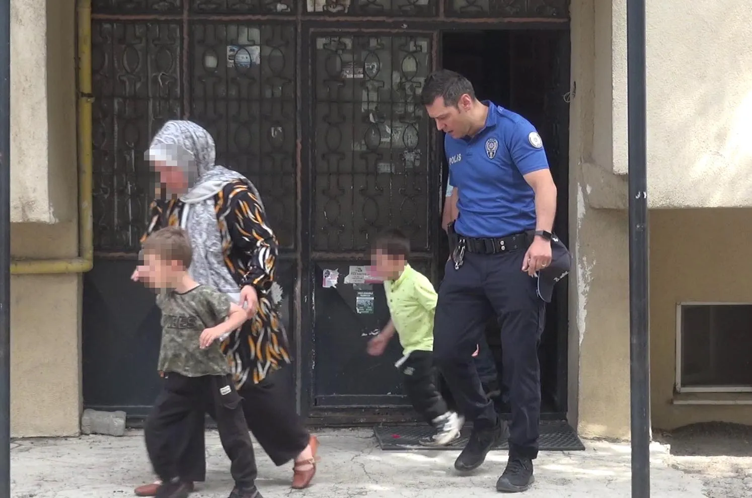 Erzurumda dehşet anları Baba iki çocuğunu balkonda rehin aldı