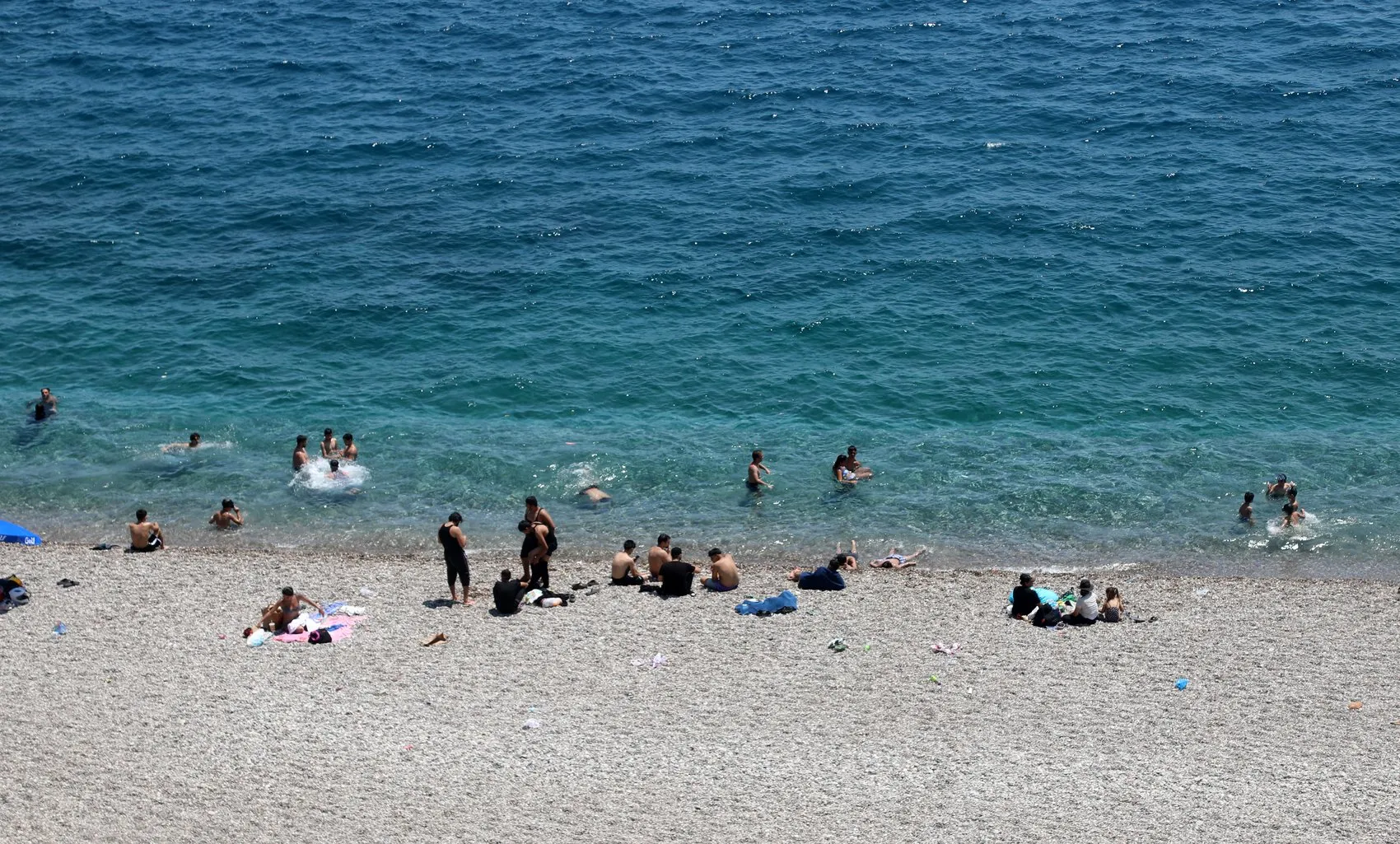 Antalya kavurucu sıcakla tanıştı sahillere akın etti