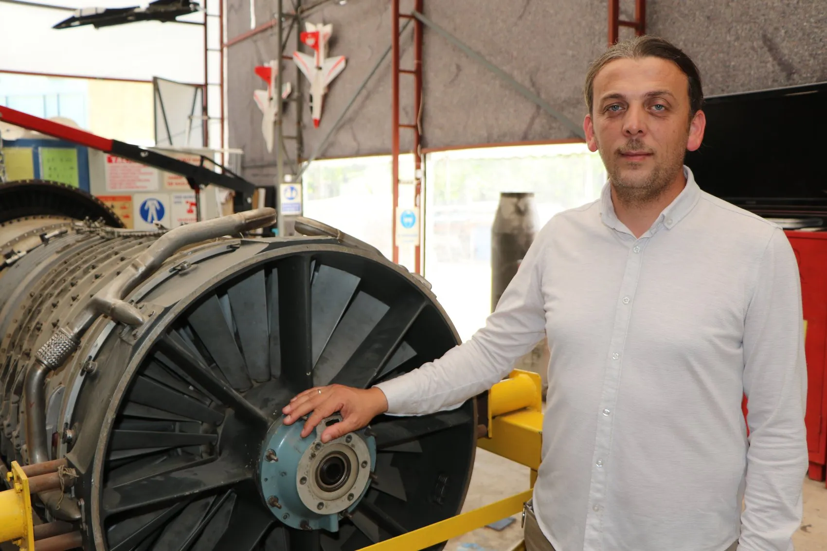 Samsunlu öğrenciler F-4 savaş uçağı motorunu söküp takıyor