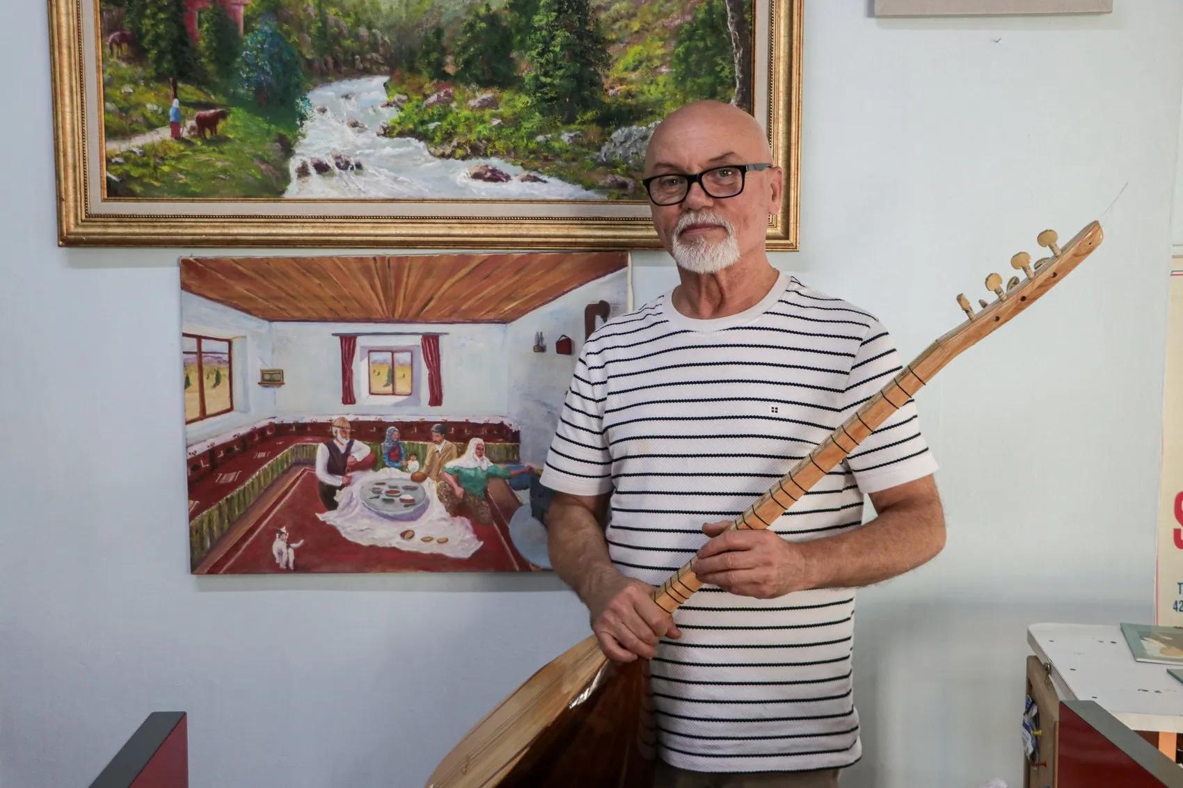 Emekli astsubayın kuaför dükkanı artık bir sanat merkezi