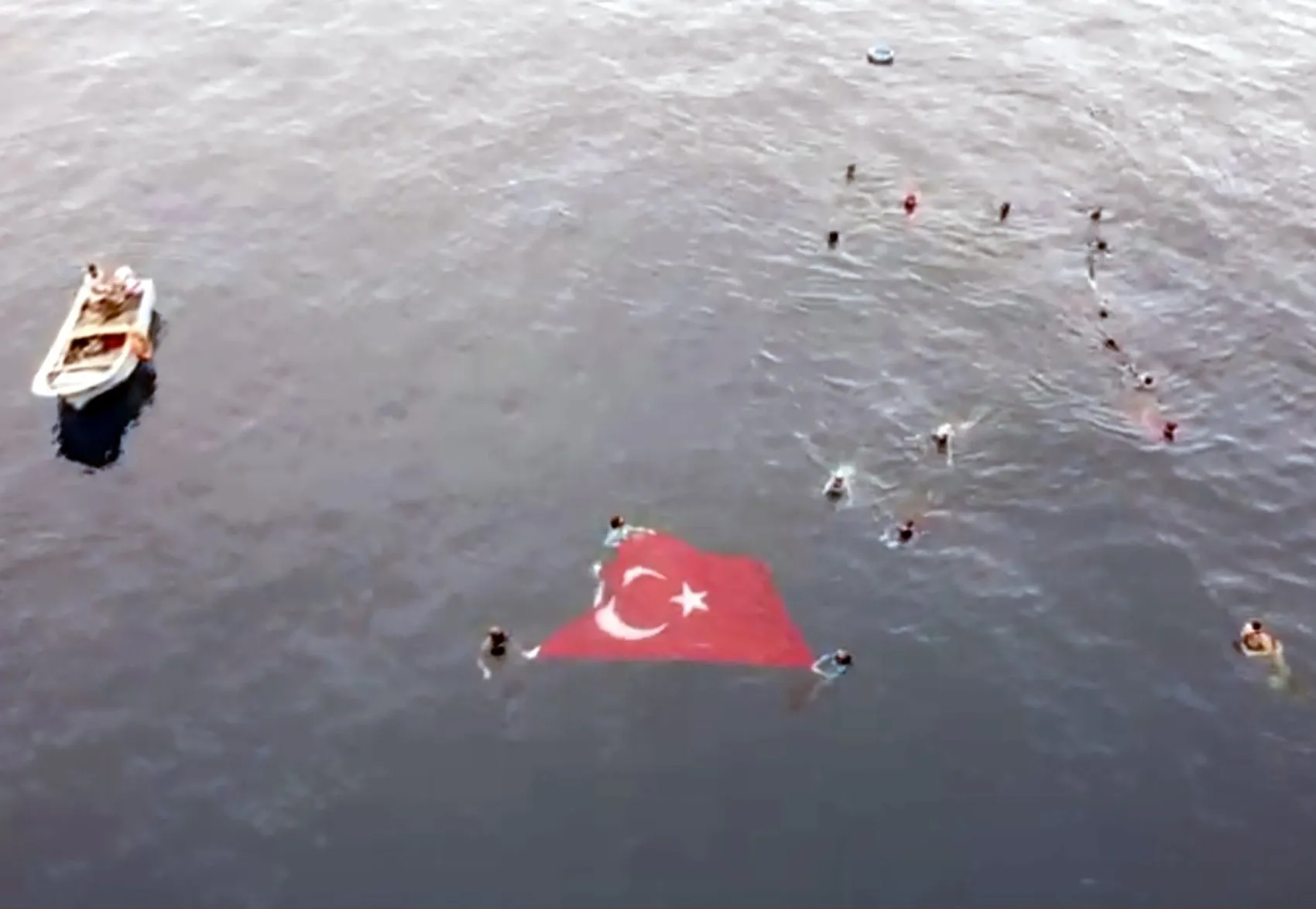 Milli sporcudan Hatay sularında anlamlı kutlama: Karamağara'da bayraklı zafer