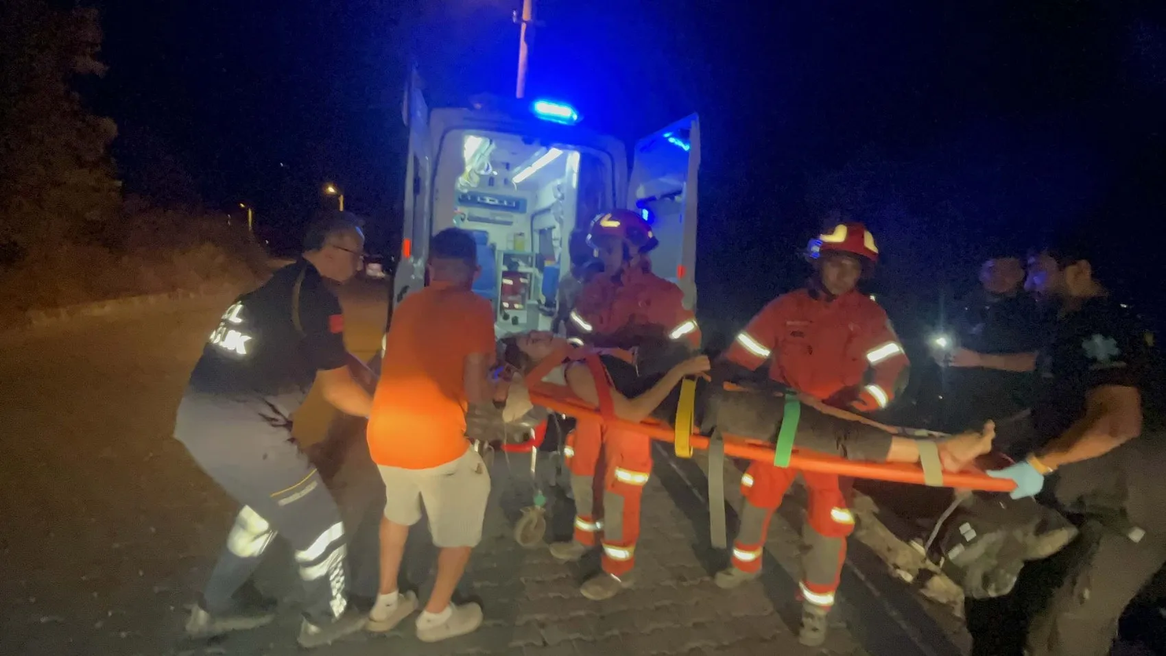 Fethiye’de gece yarısı duvardan düşen iki kişi hastanelik oldu