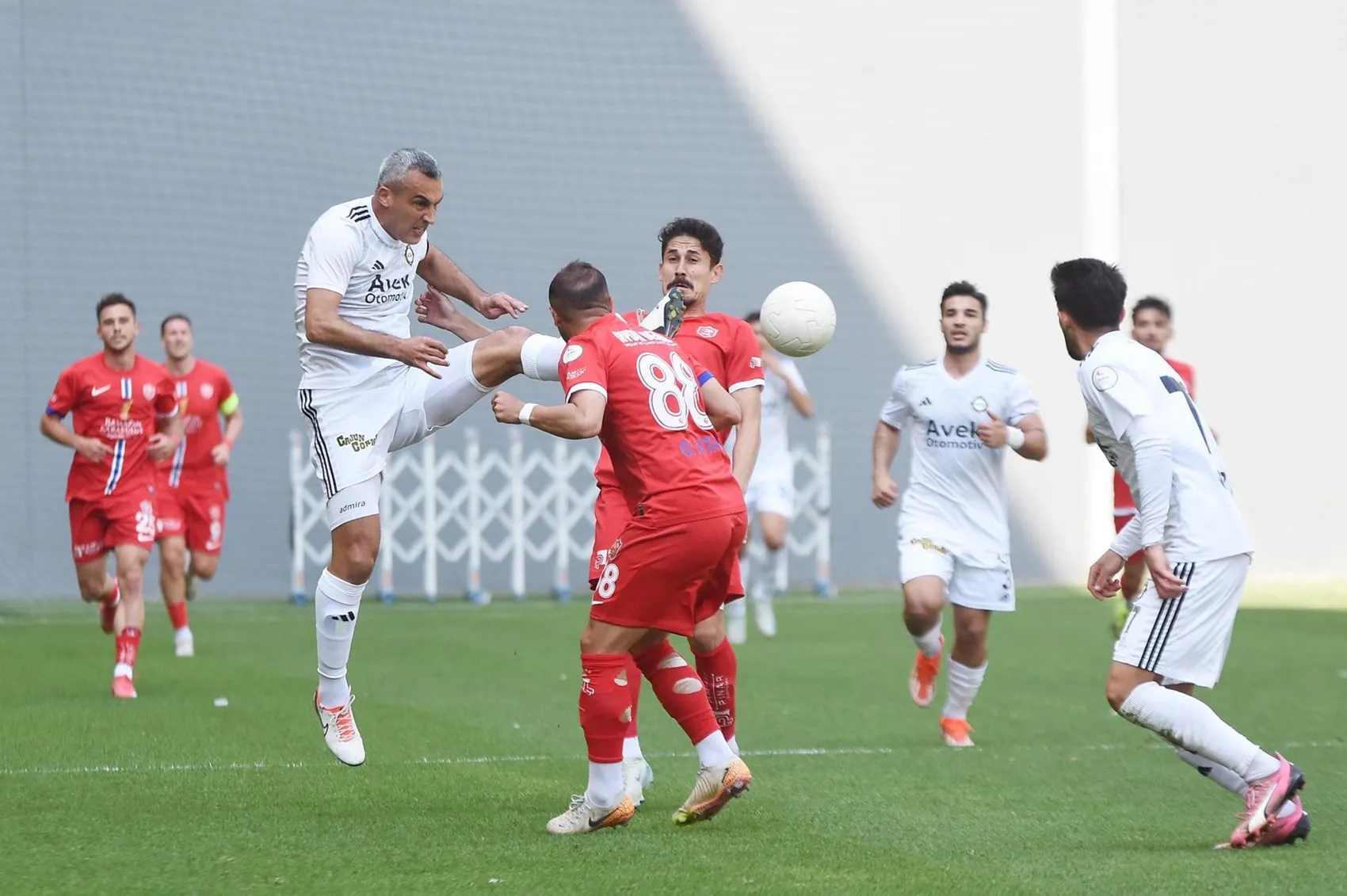 Altay'da 45'lik kaptan hem saha hem kulübe için formda