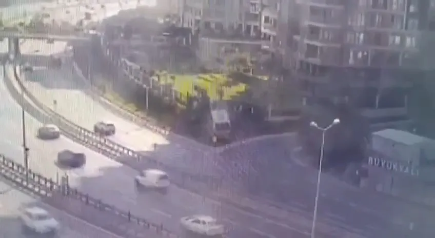 Zeytinburnu'nda İETT otobüsü site duvarına çarptı 1 ölü, 17 yaralı
