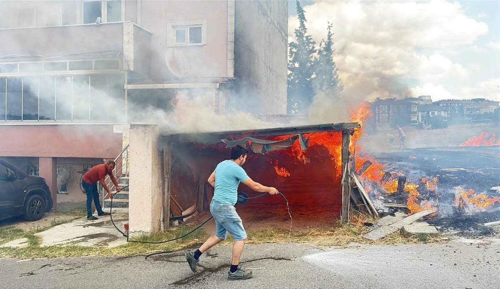 Tekirdağ'da otluk alanda çıkan yangın binaya sıçradı