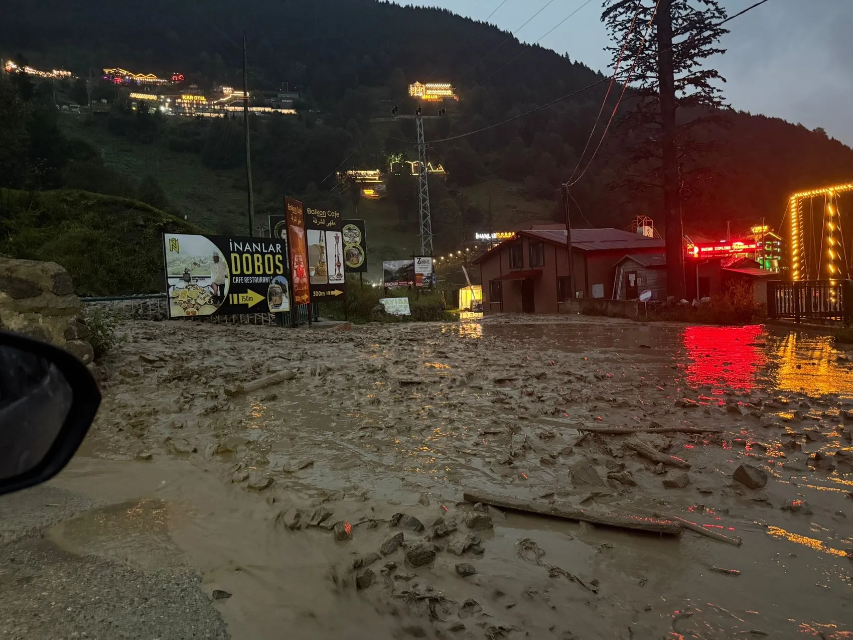 Uzungöl’de sağanak sonrası yol çamurla kapandı, ekipler yeniden açtı