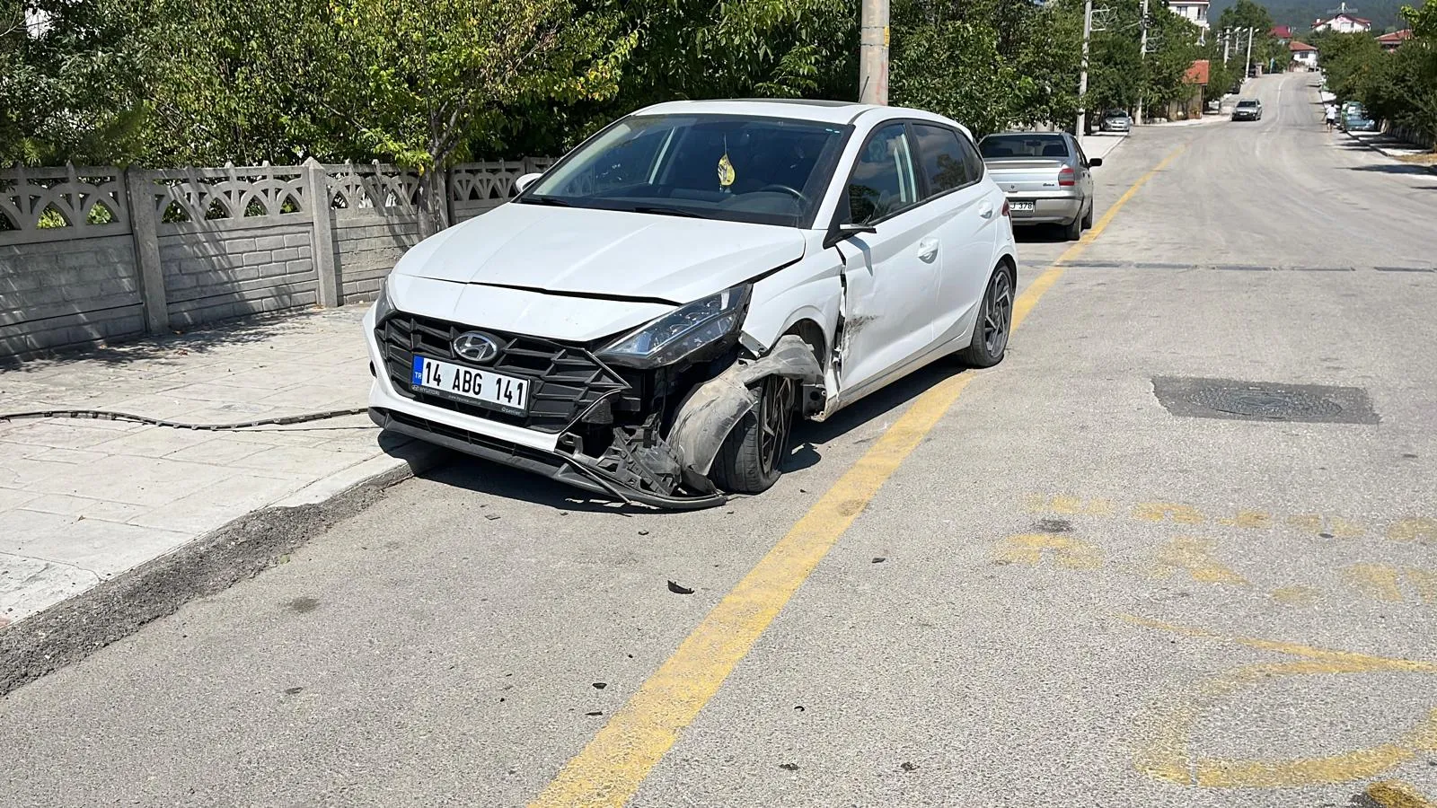 Bolu'da kontrolden çıkan araç cami duvarına girdi