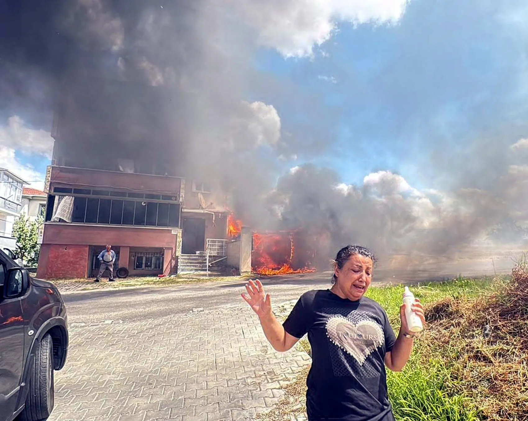 Tekirdağ'da otluk alanda çıkan yangın binaya sıçradı