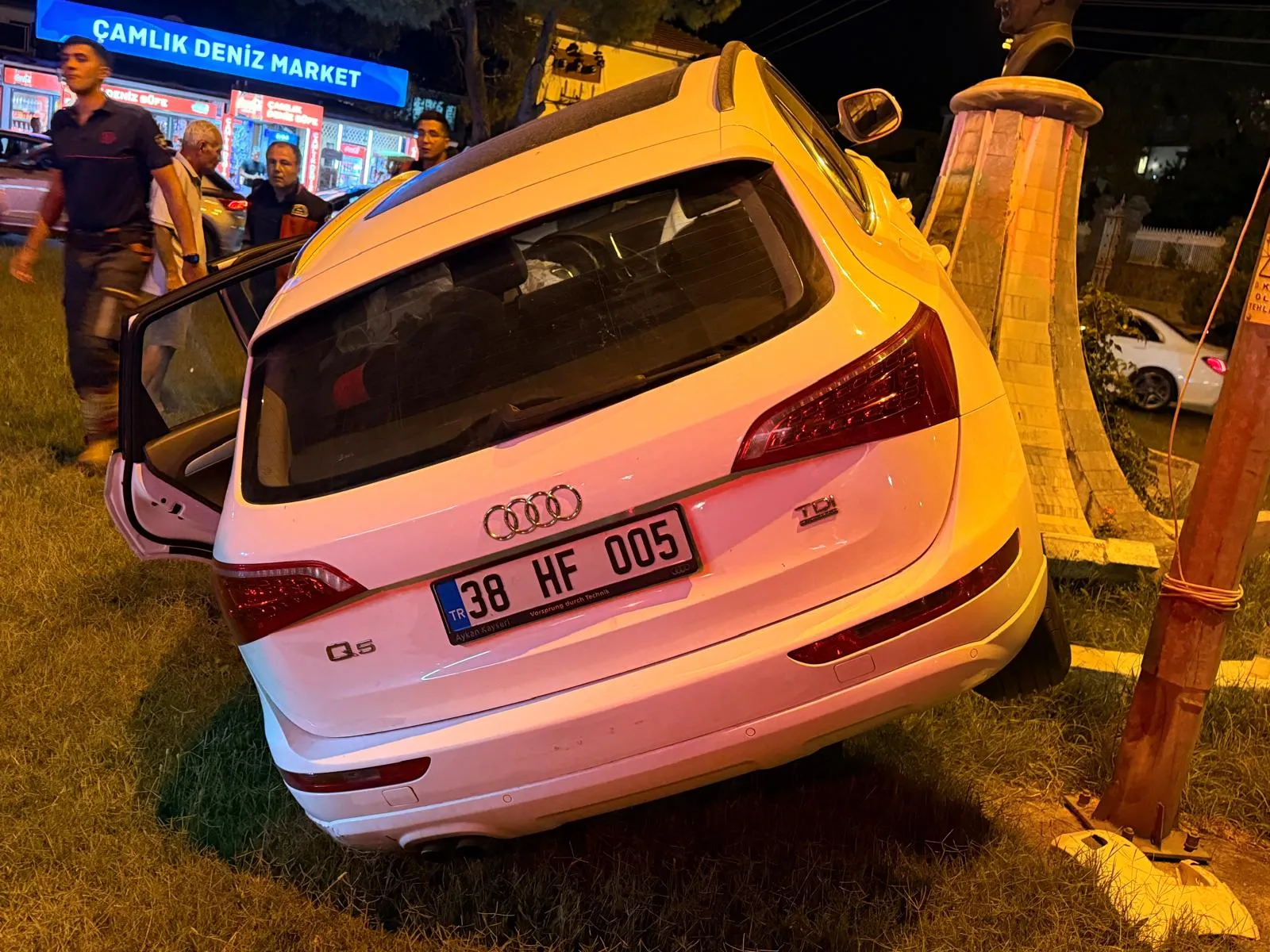 Ayvalık'ta direksiyon başında fenalaşan sürücü büstü devirdi