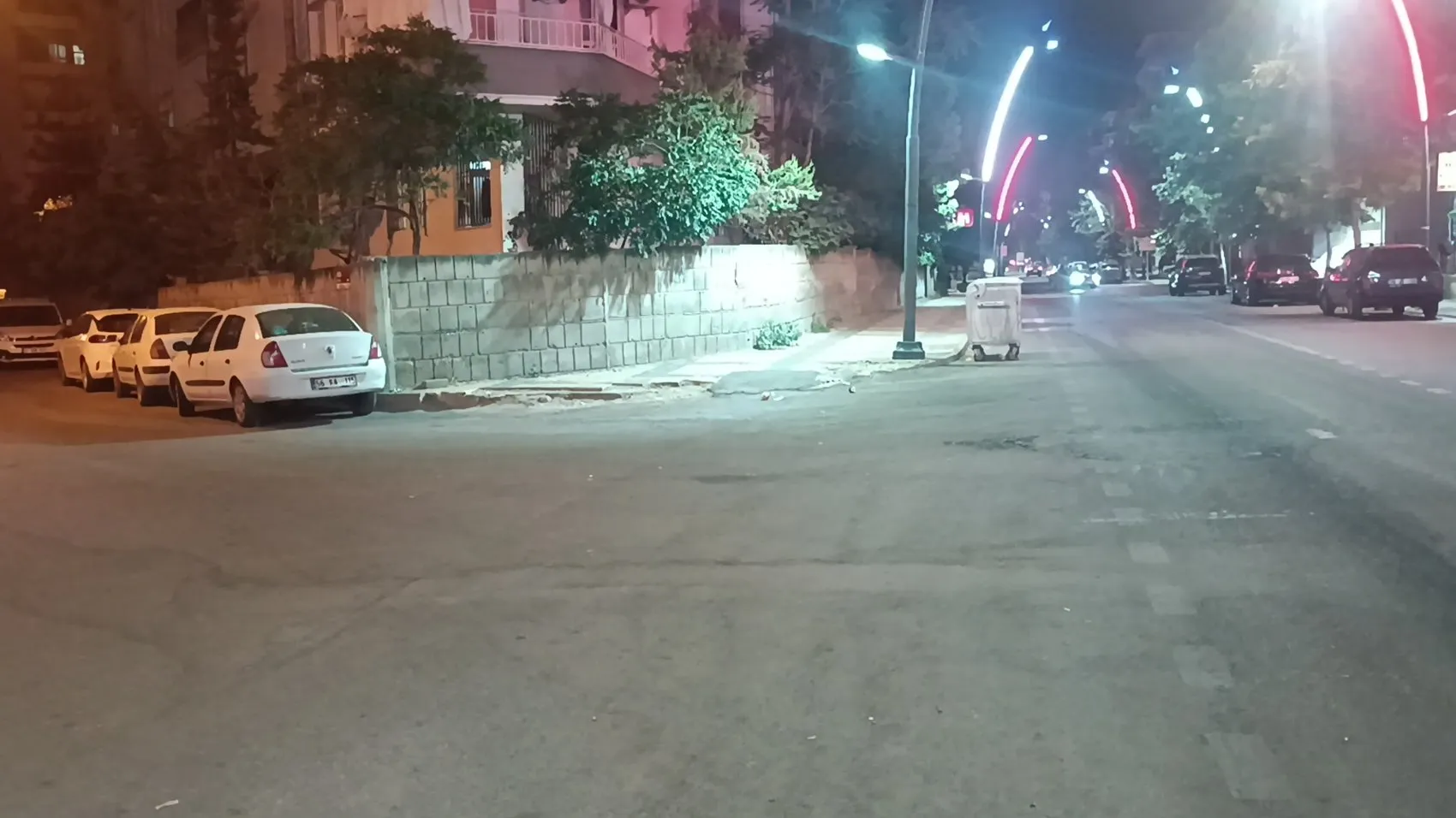 Batman'da bisikletliyle otomobilin çarpıştığı kaza kameraya yansıdı