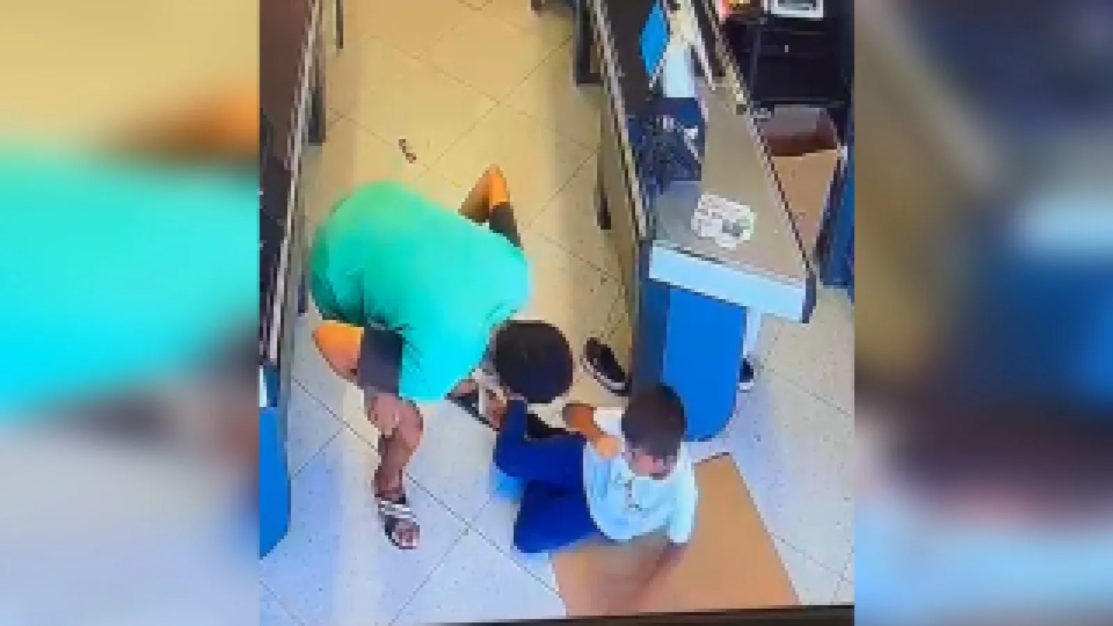 Mersin'de markete sığınan çocuğa şiddet anbean kaydedildi