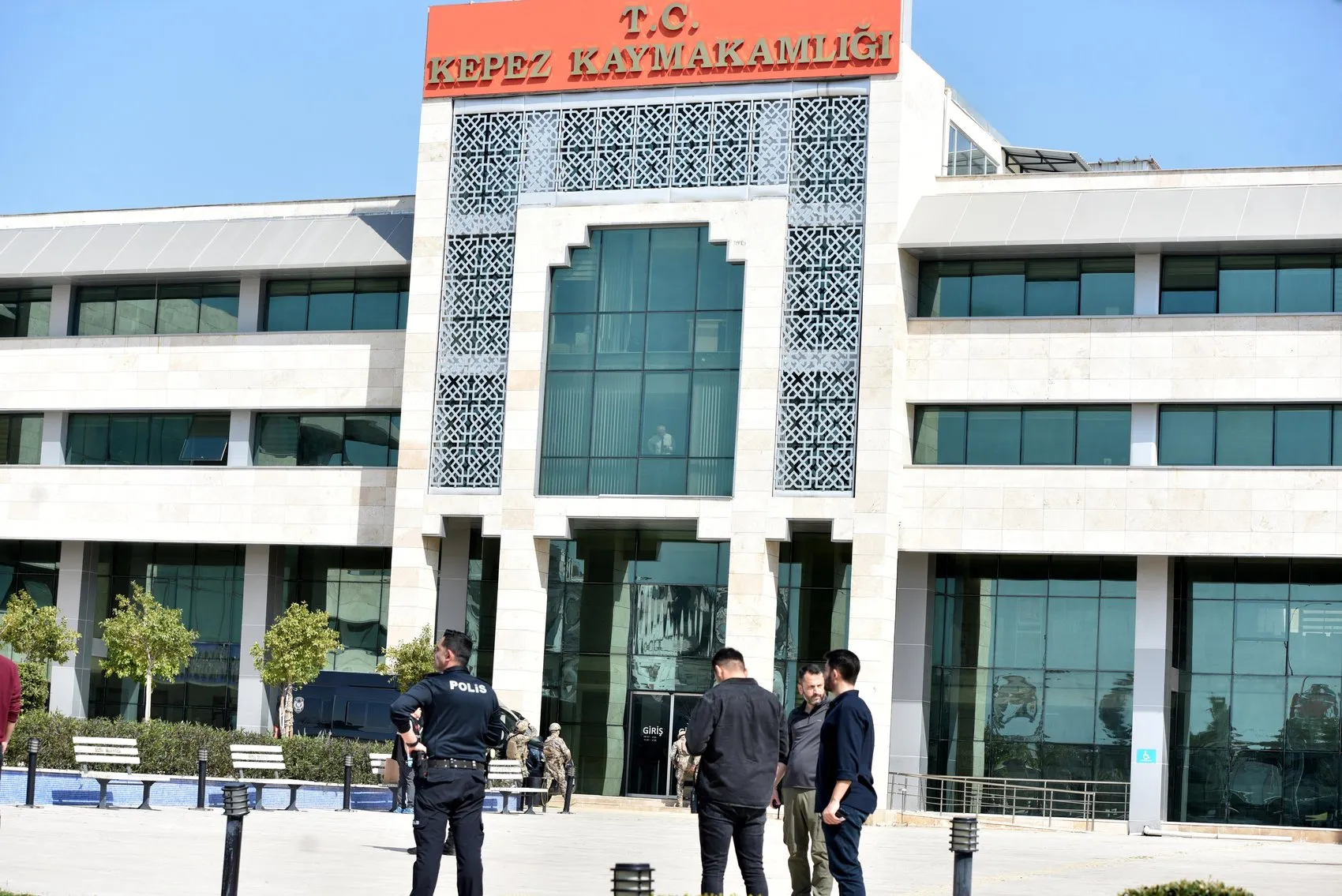 Kaymakamlıkta dehşet saçan memura ulaşılamıyor