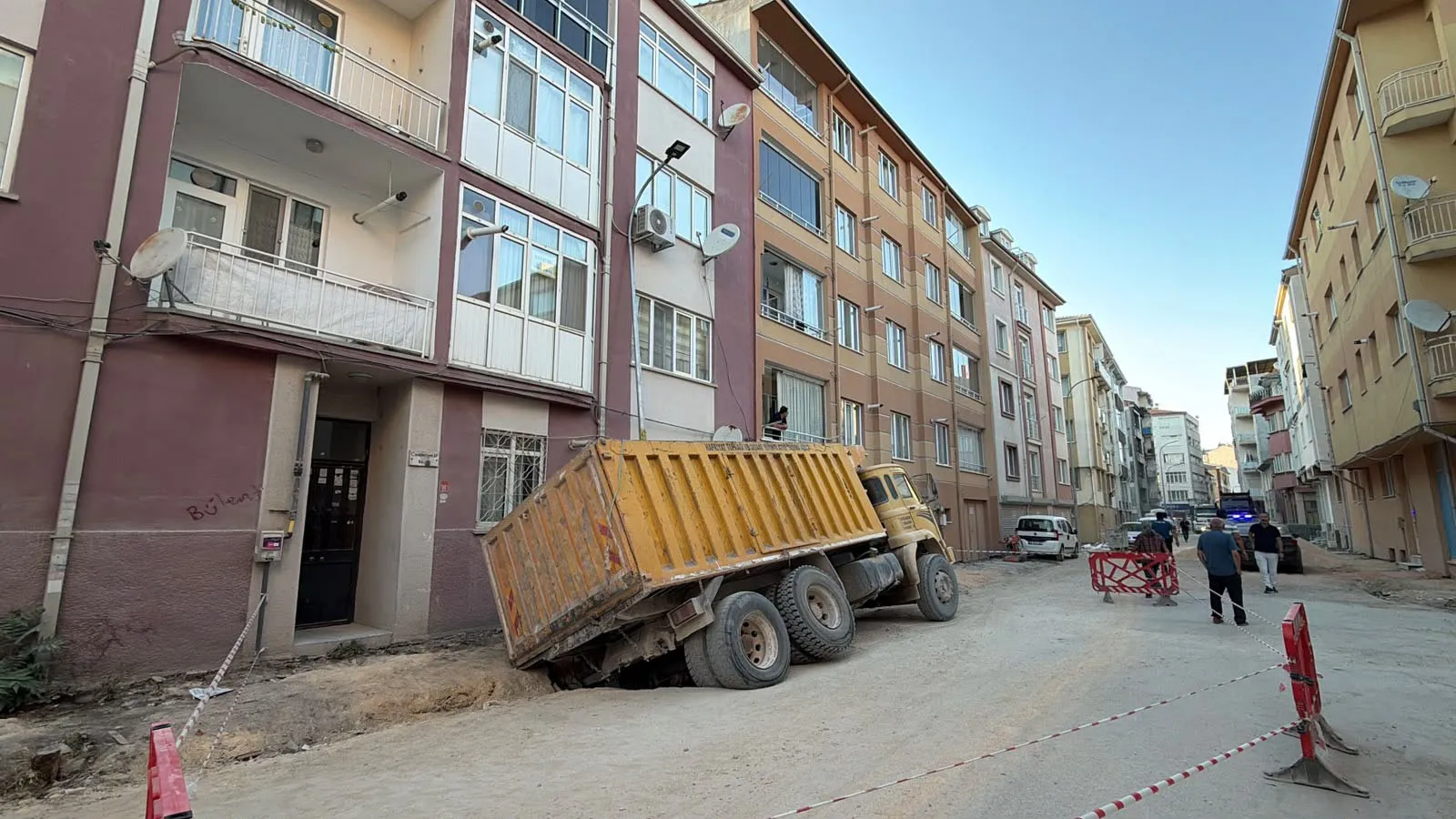 Mamure'de yol çöktü, park halindeki kamyon çukura gömüldü