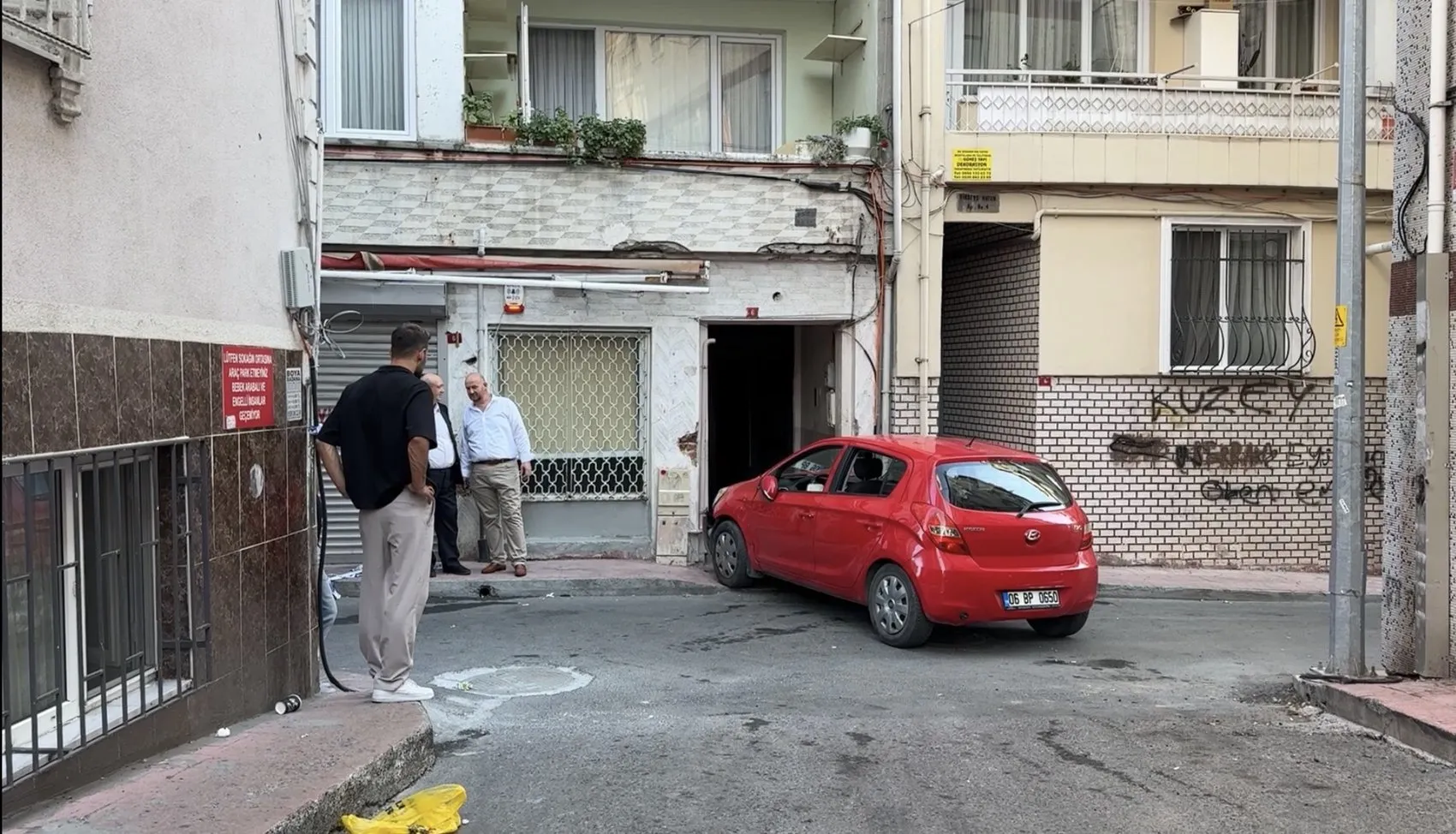 Düğün konvoyunda damadın amcası direksiyon hakimiyetini kaybetti, bina girişine çarptı