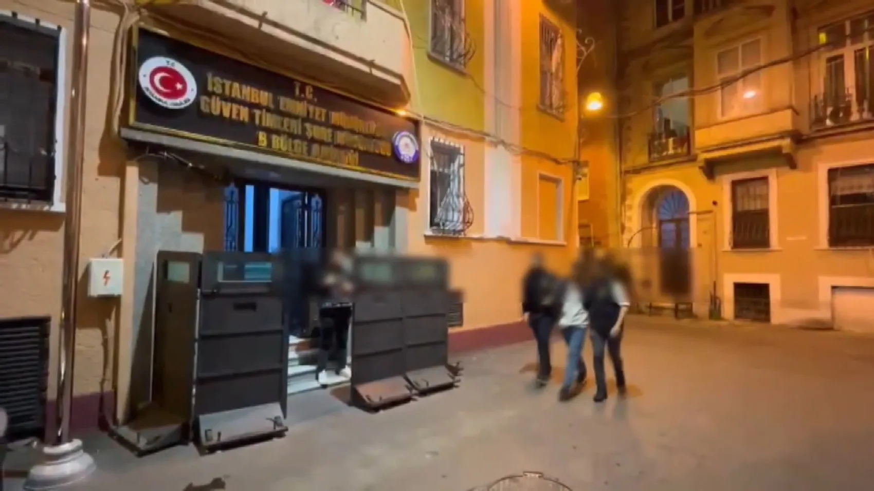 Beyoğlu'nda araçta uyuyan kişinin telefonunu çalan hırsız, kameralardan yakalandı