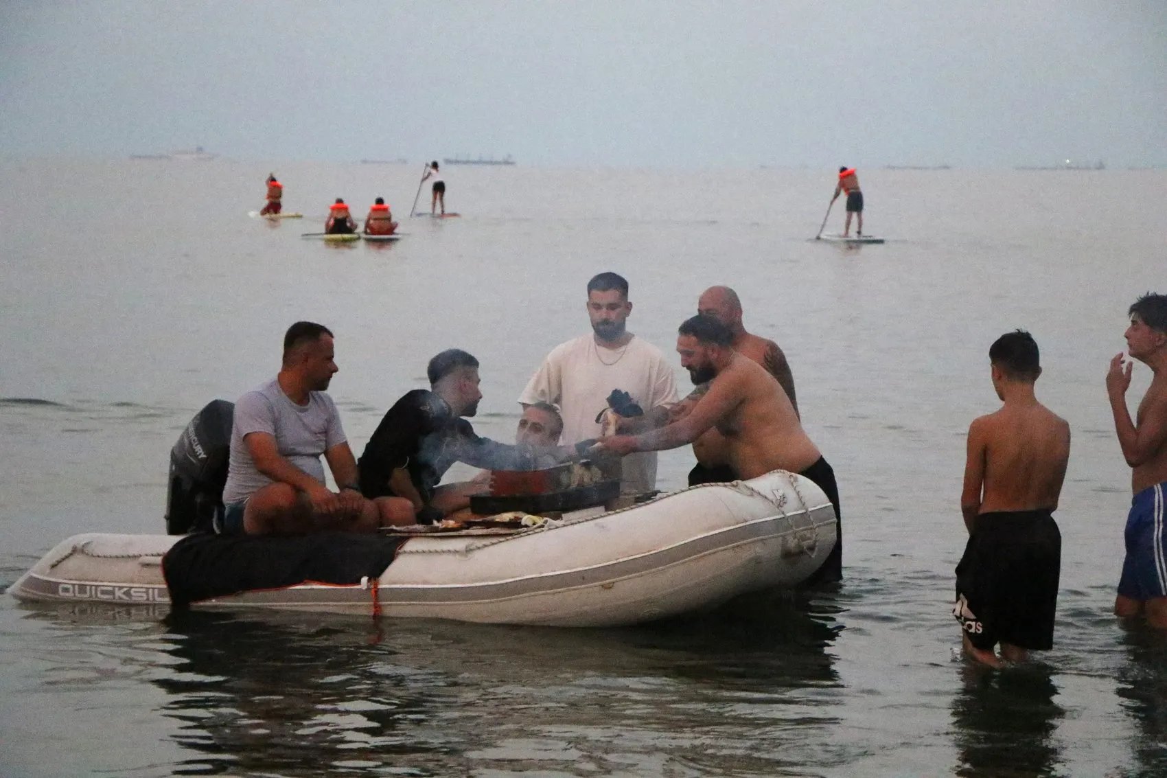 Samsun denizinde kürek sörfü yaparken kebap ziyafeti çektiler
