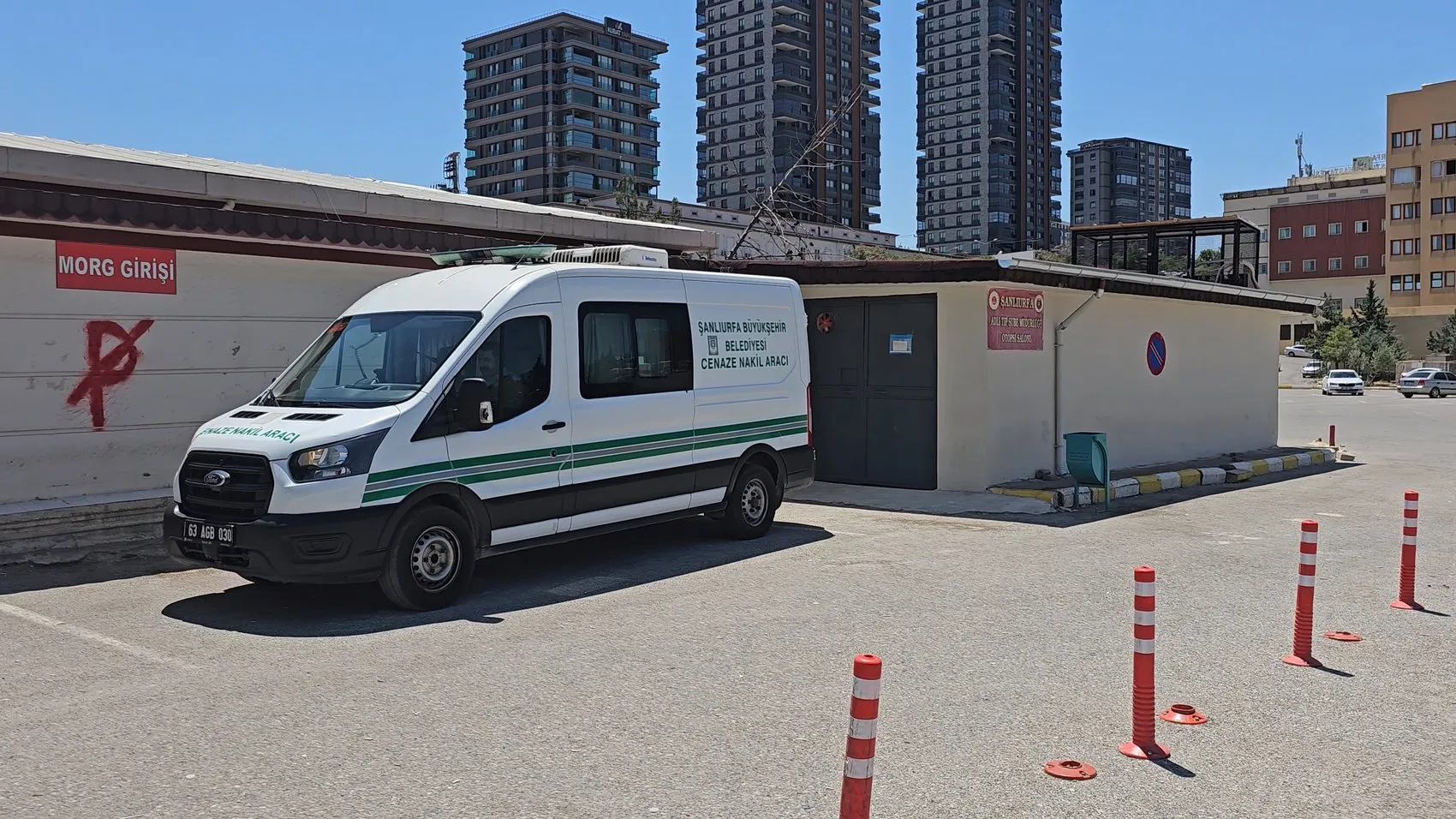 Akçakale'de elektrik direğinde akıma kapılan adam öldü