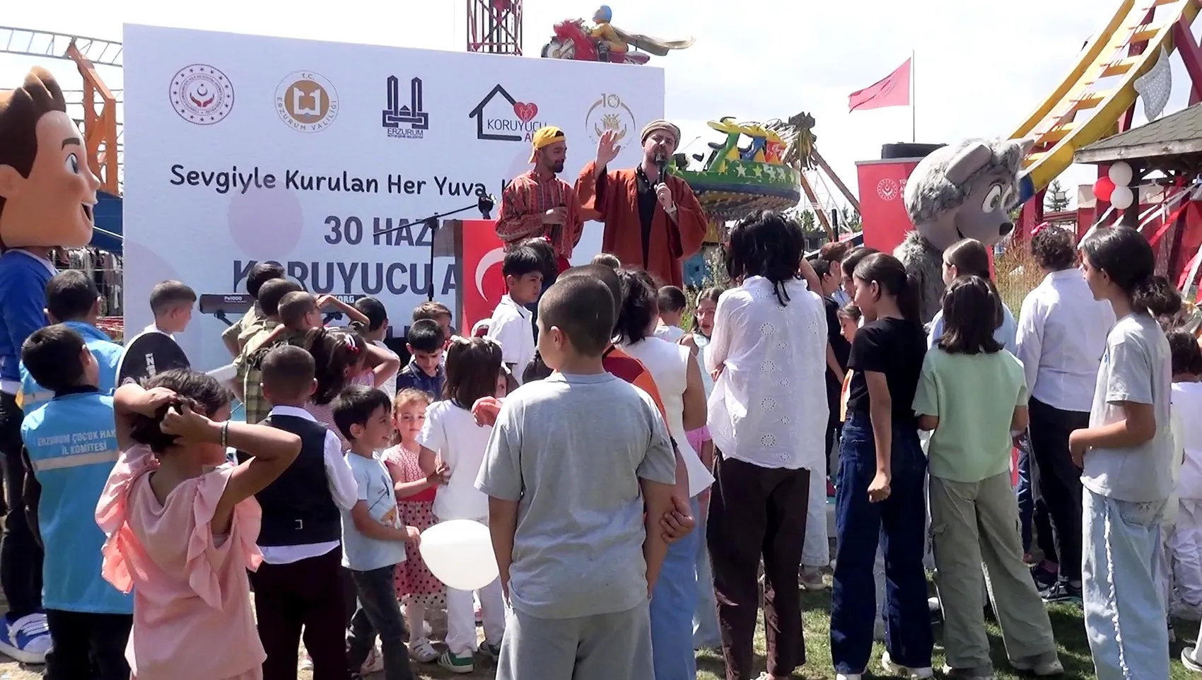 Erzurum'da koruyucu aileler çocuklarla doyasıya eğlendi