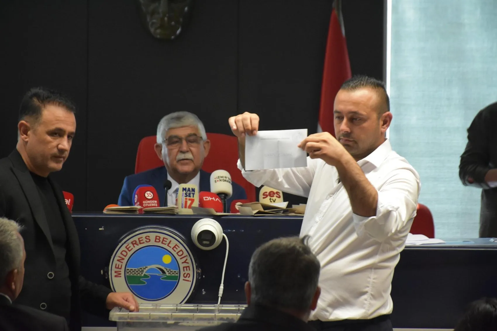 Menderes Belediyesi’nde başkan vekilliği koltuğuna Asuman Şen oturdu