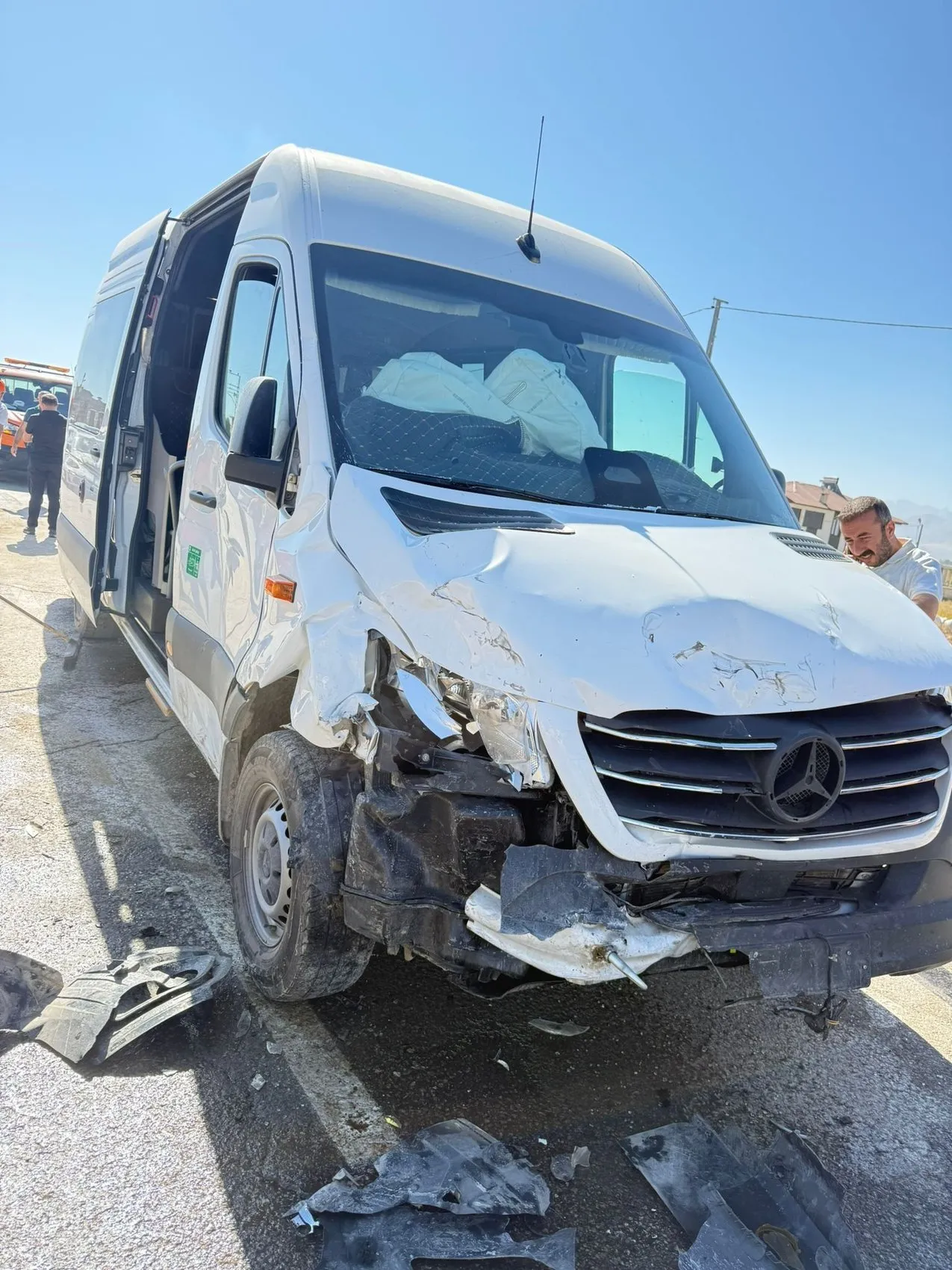 Yüksekova'da kamyonetle minibüs çarpıştı, 10 kişi yaralandı