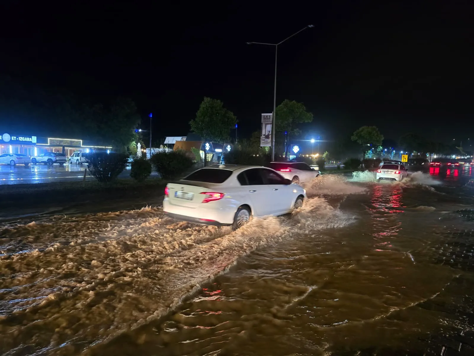 Fatsa'da akşam saatlerinde bastıran sağanak trafiği kilitledi