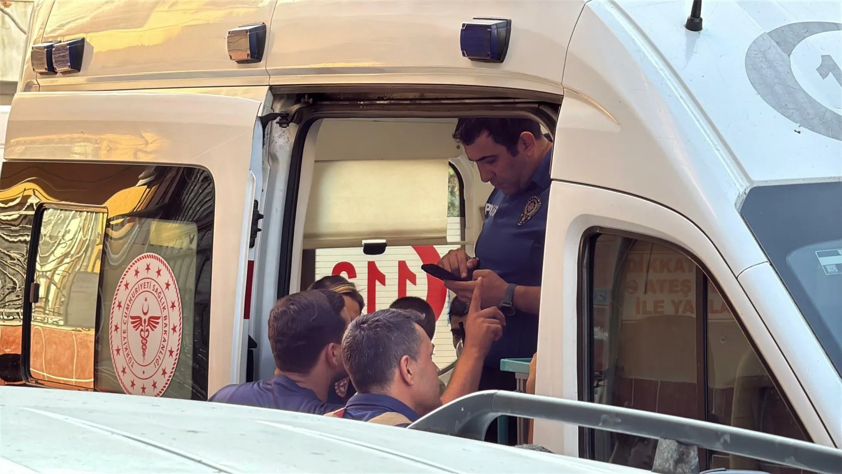 Turgutlu’da çatı yangını Dumandan etkilenen 2 çocuk hastaneye kaldırıldı