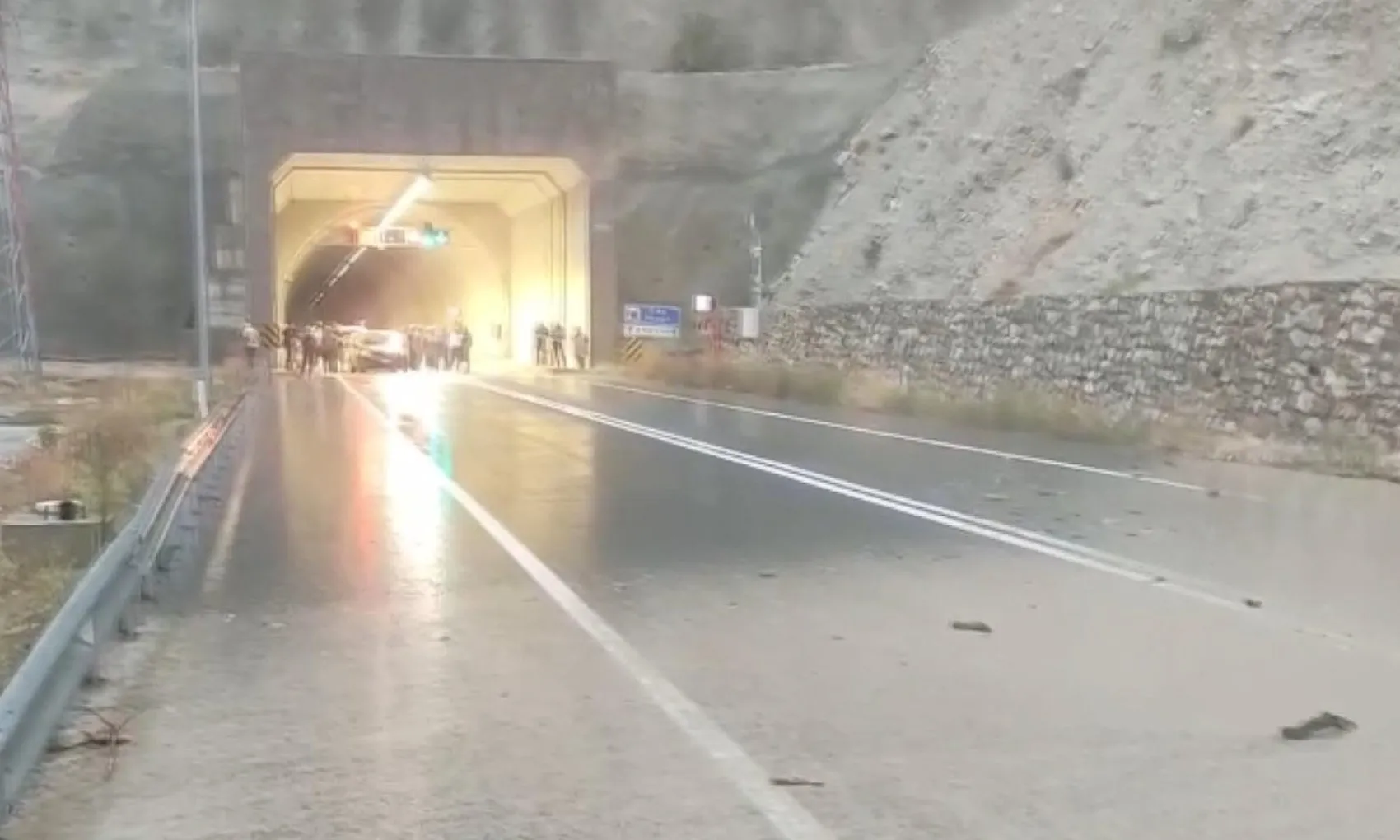 Erzurum'da aniden bastıran sağanak hayatı felç etti: Tünel çıkışında mahsur kaldılar
