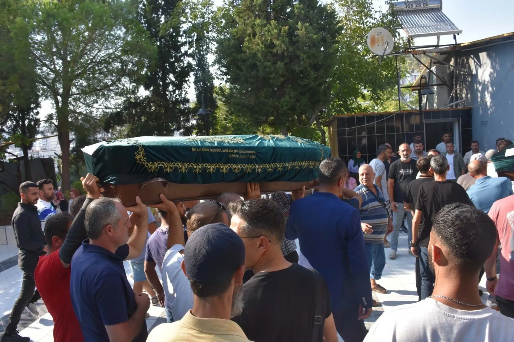 İzmir'deki yangında bir canı kurtarmak için hayatını hiçe saydı