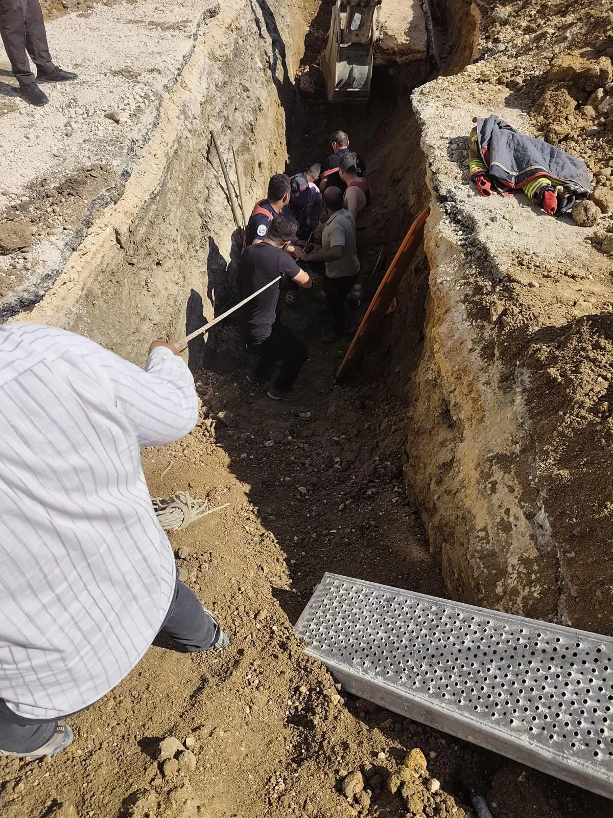 Hatay'da altyapı çalışması sırasında toprak altında kalan işçi hayatını kaybetti