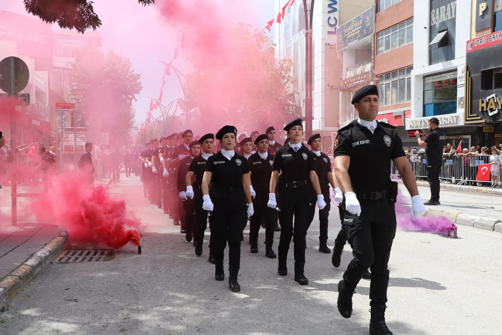 Van sokaklarında 30 Ağustos gururu: Atlı birliklerin geçişi nefes kesti