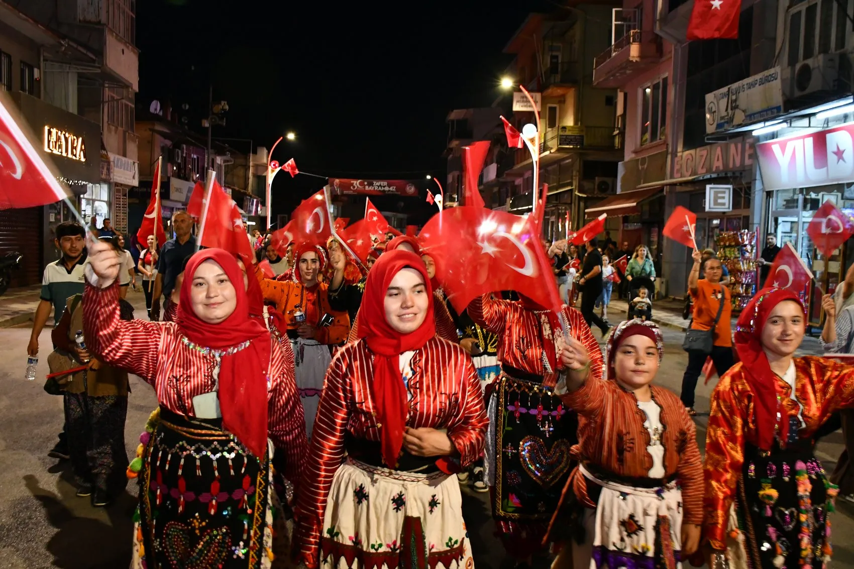 Demirci'de 5 gün sürecek festival başladı, ilk günün yıldızı 3 etekli kadınlar oldu