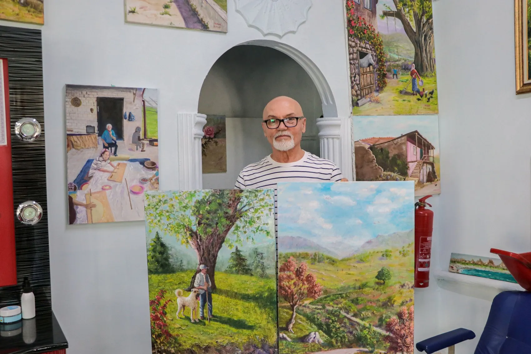 Emekli astsubayın kuaför dükkanı artık bir sanat merkezi