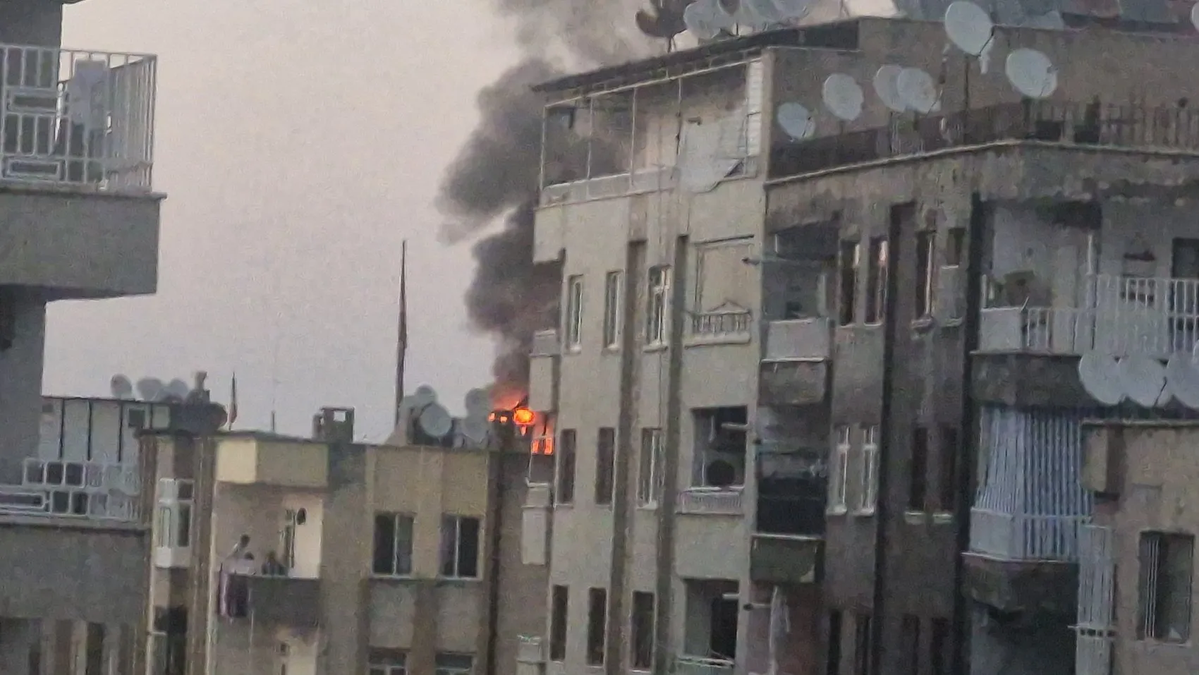 Diyarbakır'da apartman çatısında yangın paniği