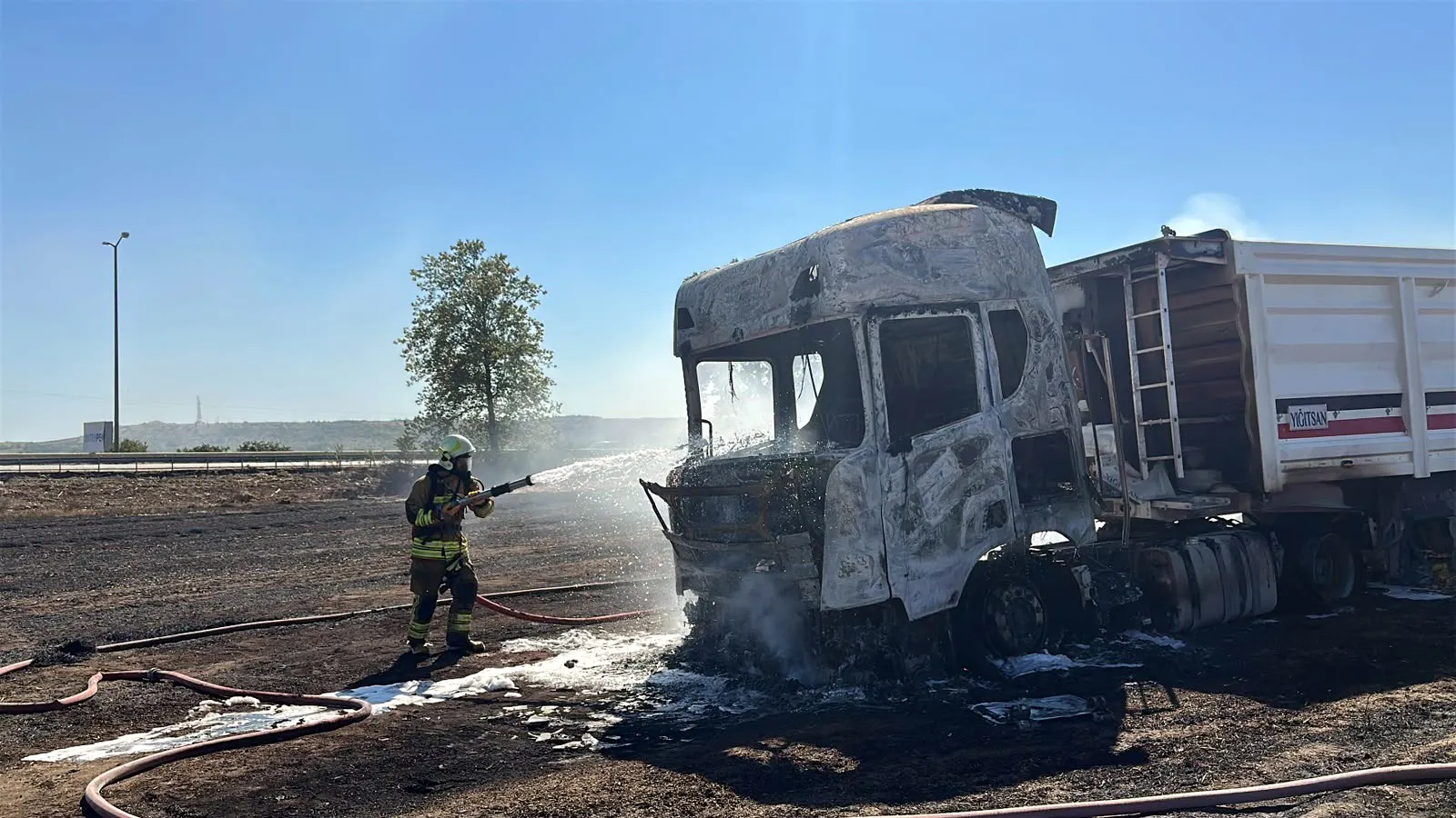 Edirne yol kenarında park halindeki TIR küle döndü