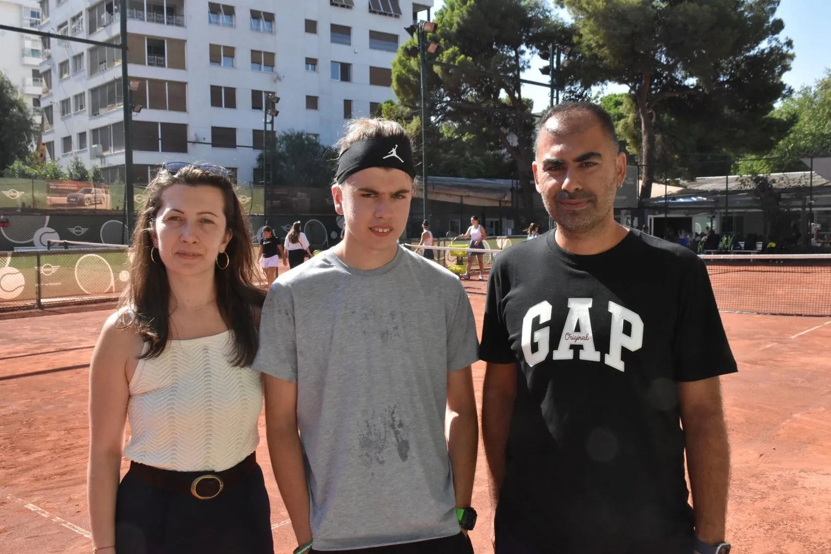 Milli tenisçi Ata için kortta anlamlı kutlama