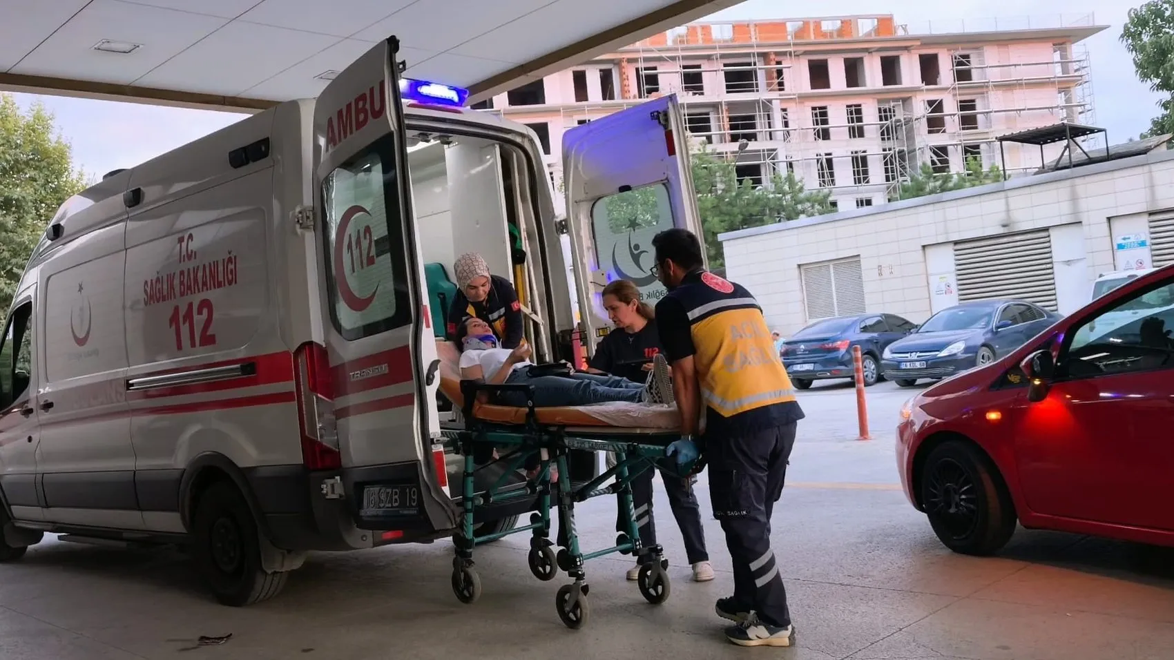 İnegöl'de kaza anı kamerada Motosikletli çift ölümden döndü