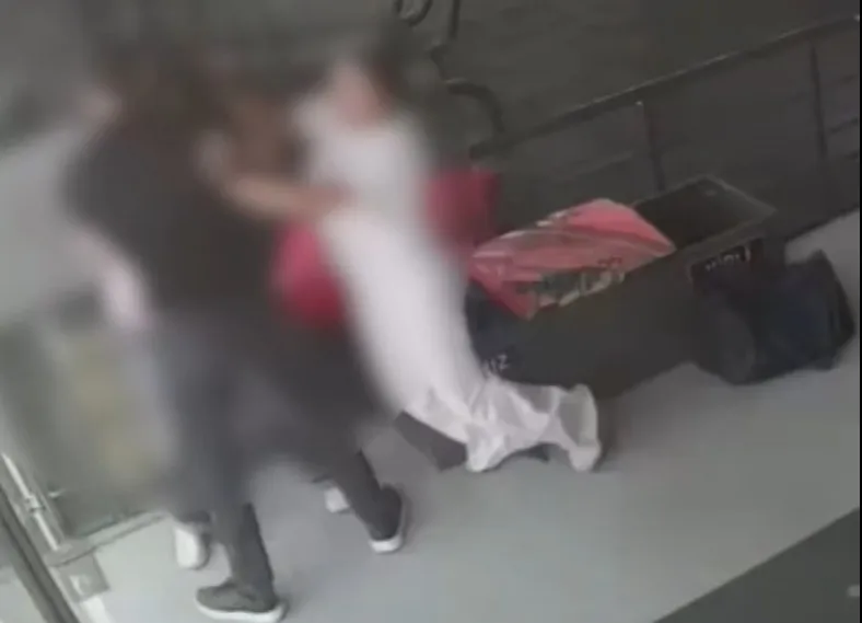 Spor salonunda boğazını sıktı, o anlar kamerada