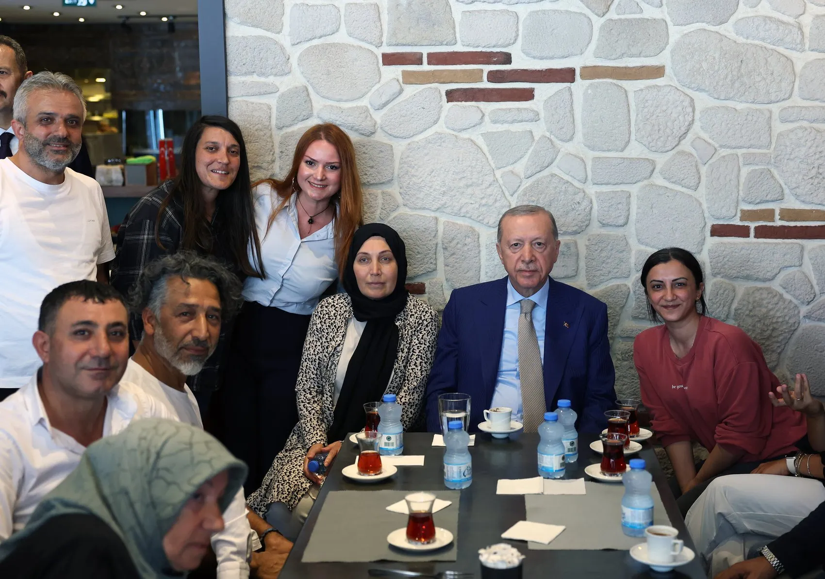 Erdoğan Üsküdar'da esnafla buluştu, çocuklara oyuncak dağıttı
