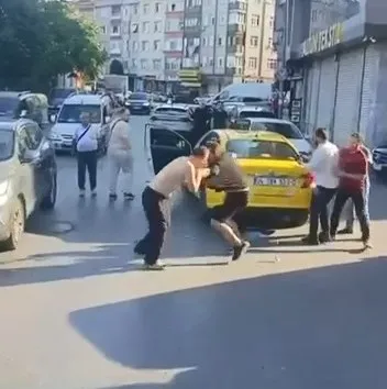 İki taksi şoförü ortalığı birbirine kattı, o anlar kamerada