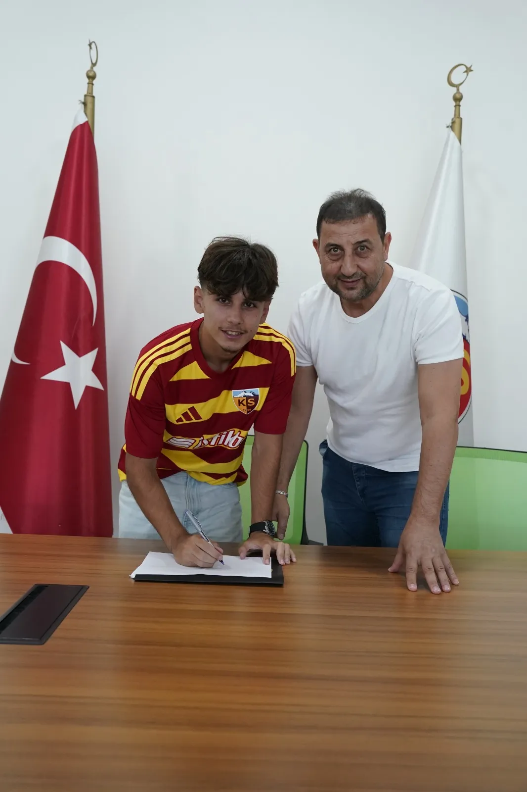 Altyapıdan çıkan Mikail Kulaksız, Kayserispor'un profesyoneli oldu
