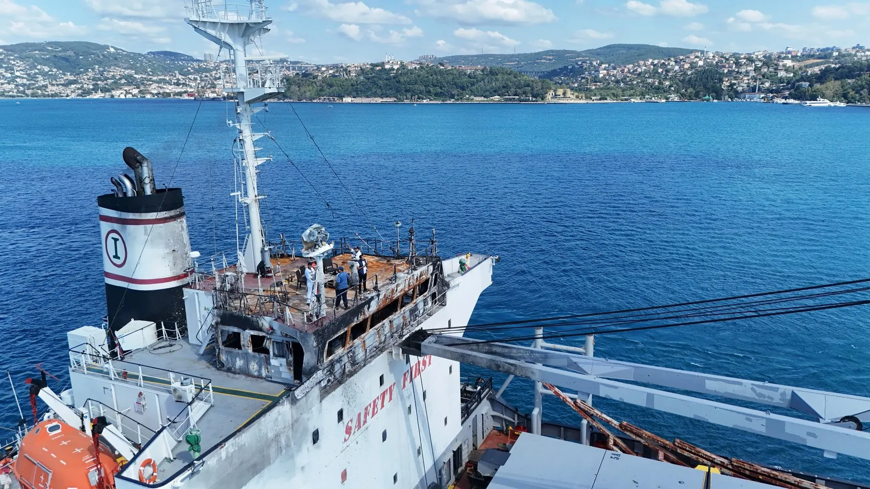 Saldırıya uğrayan yük gemisi İstanbul Boğazı'ndan römorkörlerle geçti