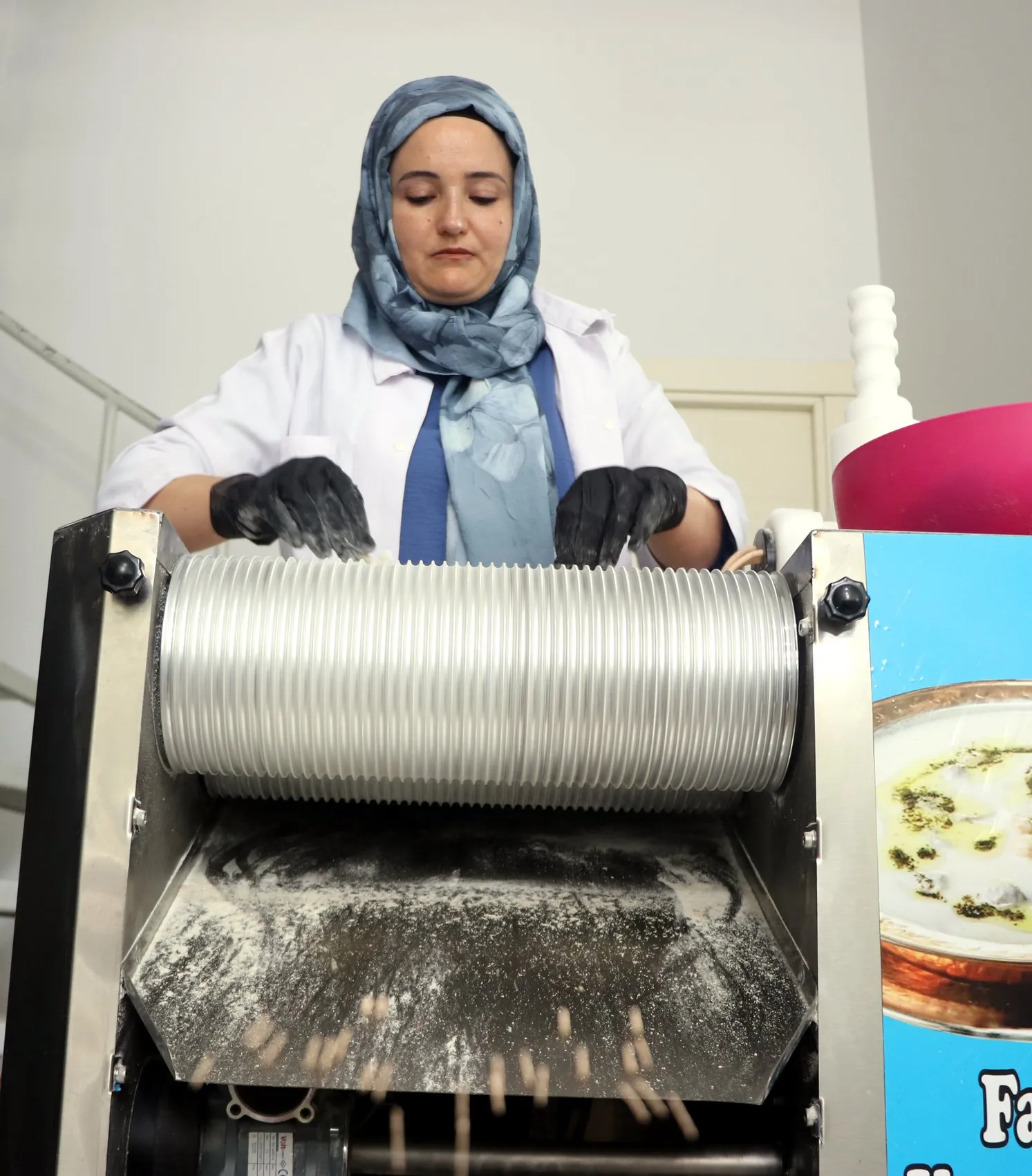 Açtığı iş yerinde yöresel yemekler yapıp 3 kızını üniversitede okutuyor