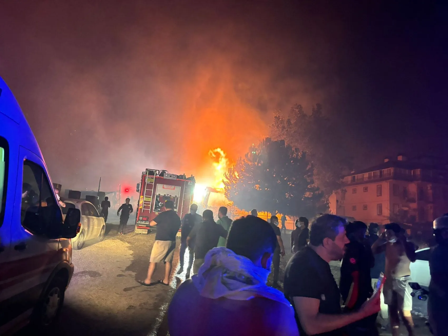 Fethiye'de alevler yerleşimi tehdit ediyor Huzurevi ve çok sayıda ev tahliye edildi