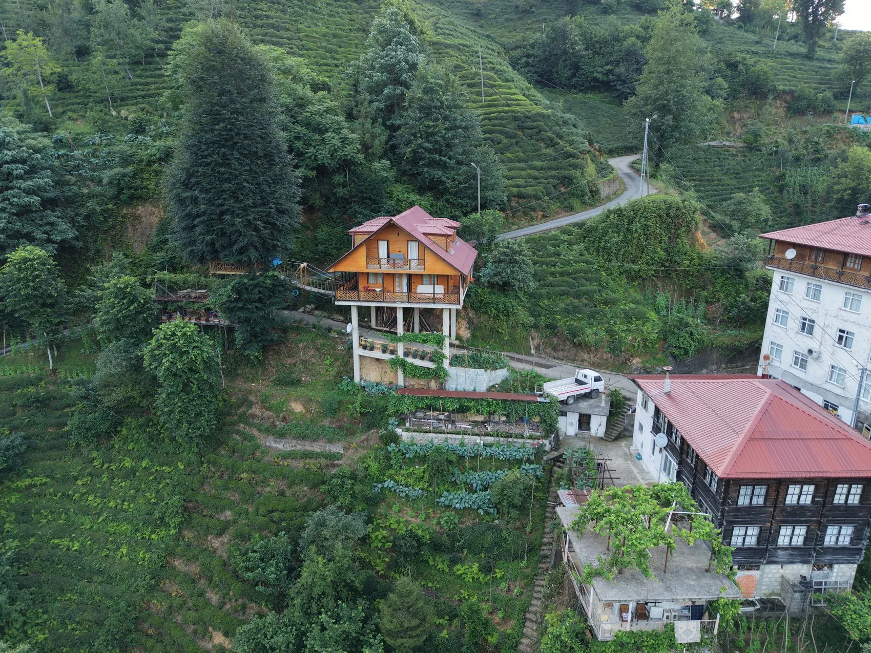 Rize’de yolun üzerine kurulan sıra dışı villa