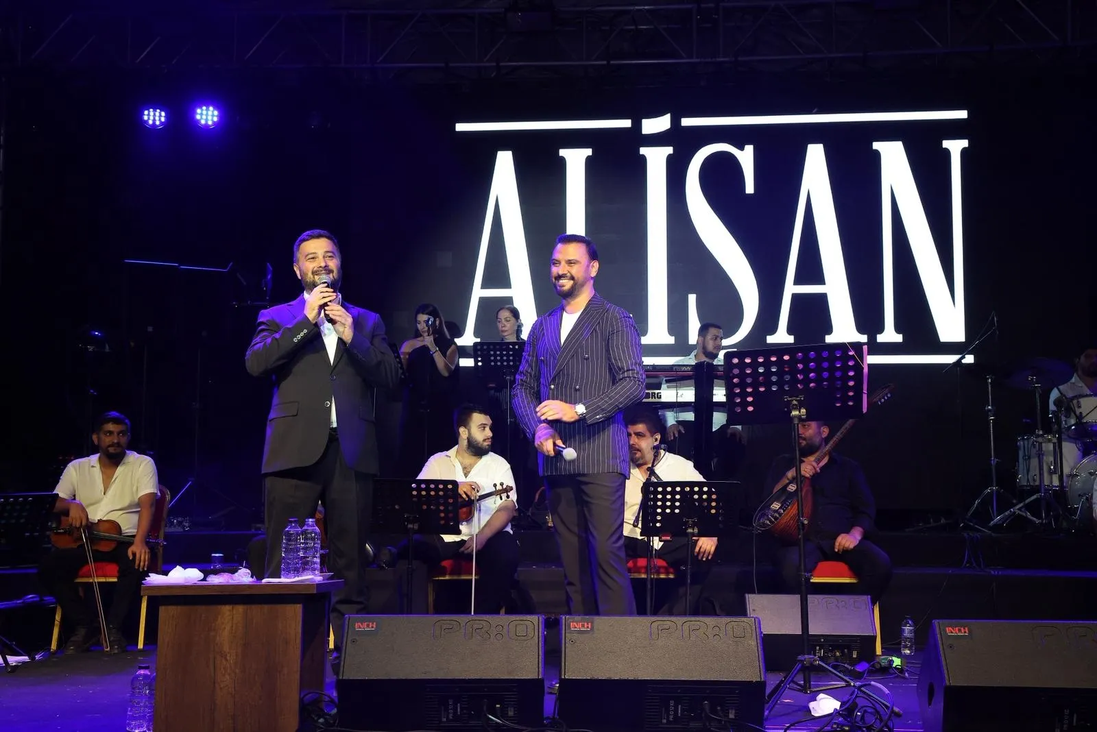 Hasbahçe'de Zafer Bayramı coşkusu: Alişan şarkılarıyla binleri buluşturdu
