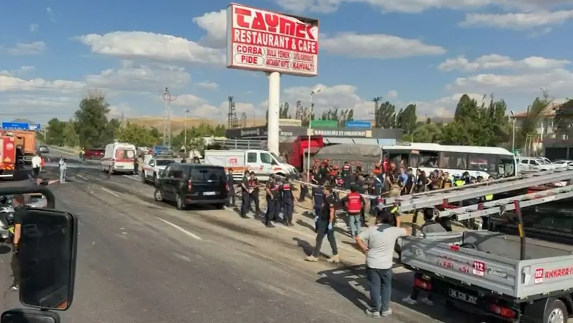 Ankara Temelli yolunda zincirleme kaza 17 canı etkiledi